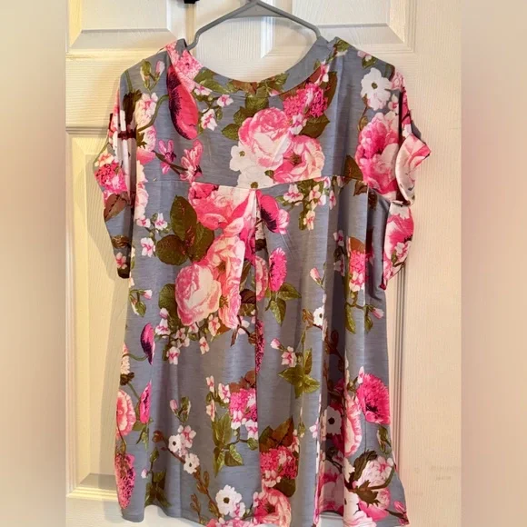 Dear Scarlett Floral Gray and Pink Top - Picture 5 of 5